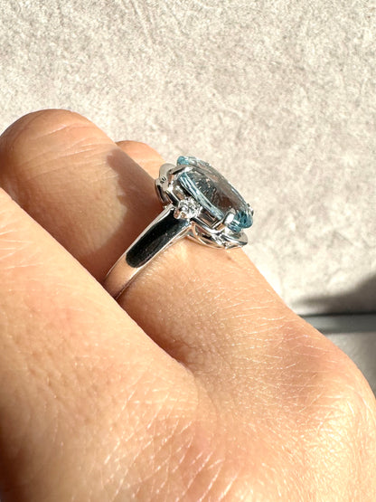 Ring with 4.5ct Aquamarin and 0.11ct Diamonds in Platinum