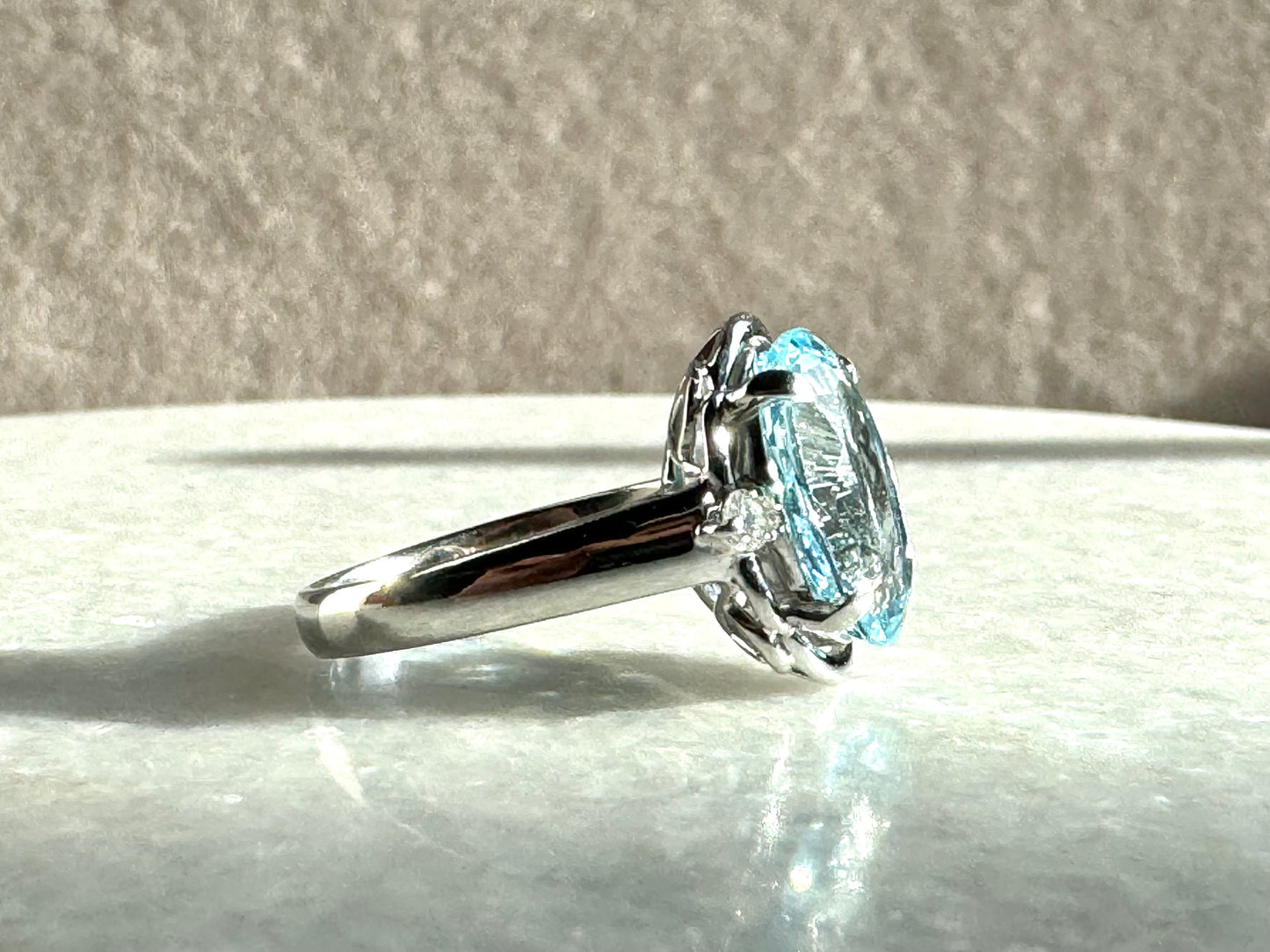 Ring with 4.5ct Aquamarin and 0.11ct Diamonds in Platinum