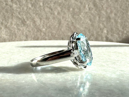 Ring with 4.5ct Aquamarin and 0.11ct Diamonds in Platinum