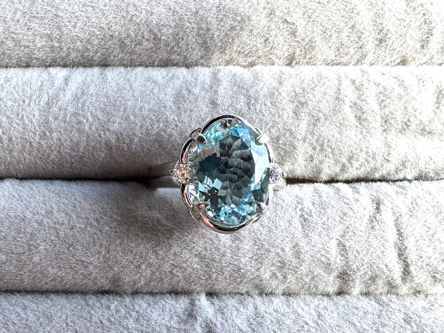 Ring with 4.5ct Aquamarin and 0.11ct Diamonds in Platinum