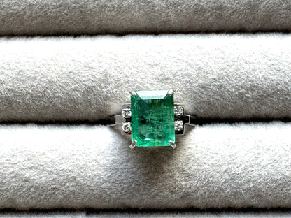 Ring with 1.99ct Emerald and Diamonds in Platinum