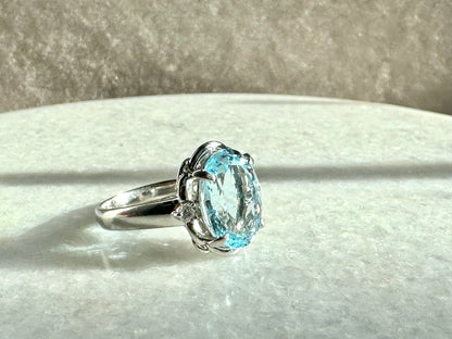 Ring with 4.5ct Aquamarin and 0.11ct Diamonds in Platinum