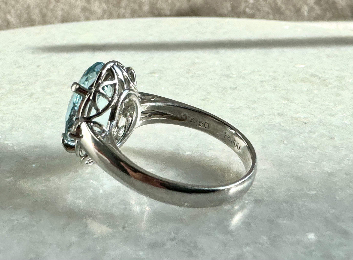 Ring with 4.5ct Aquamarin and 0.11ct Diamonds in Platinum