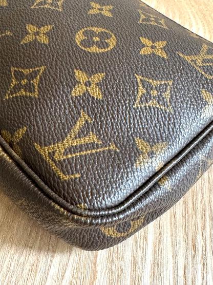 LOUIS VUITTON Monogram Pochette