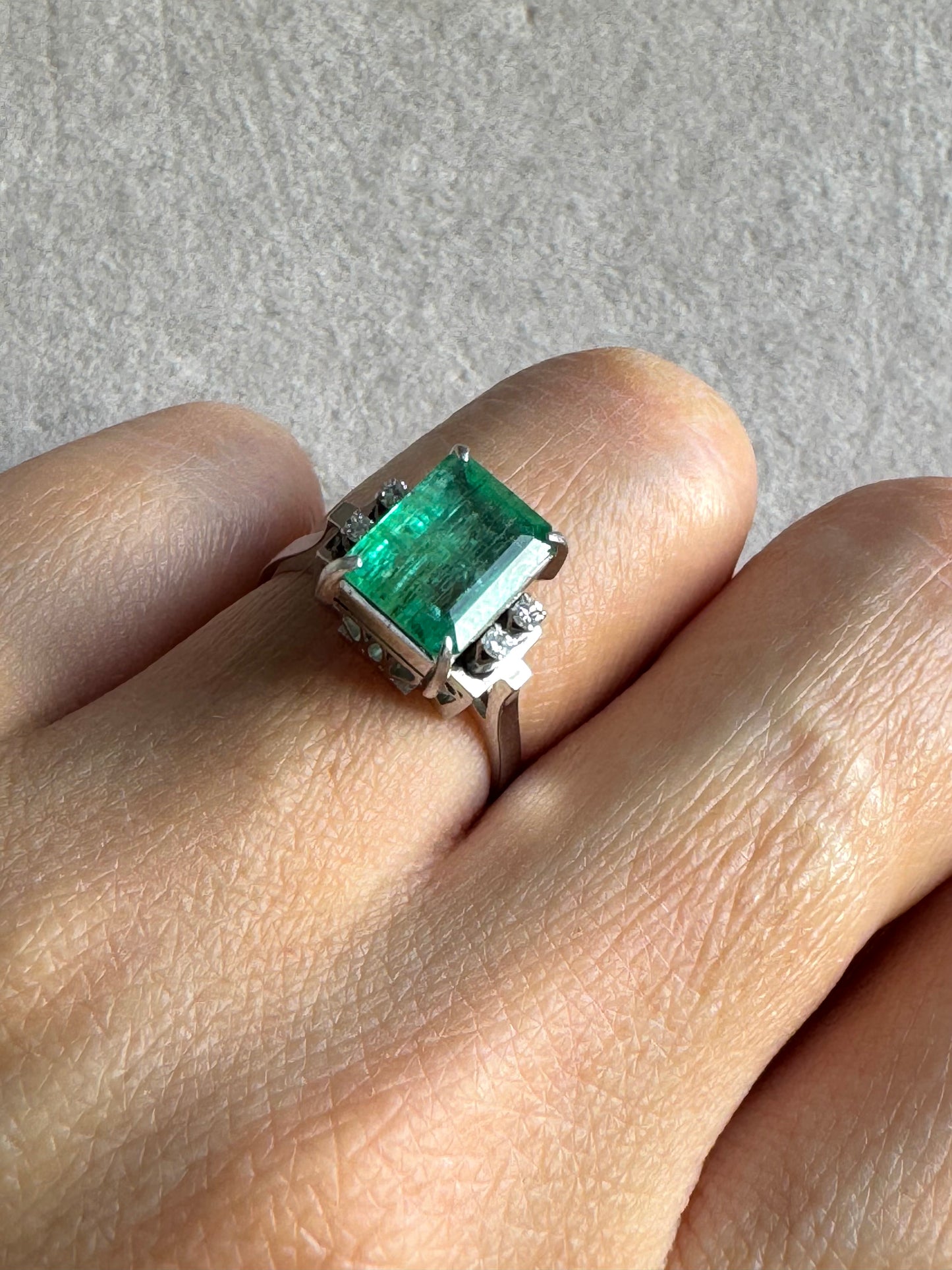 Ring with 1.99ct Emerald and Diamonds in Platinum