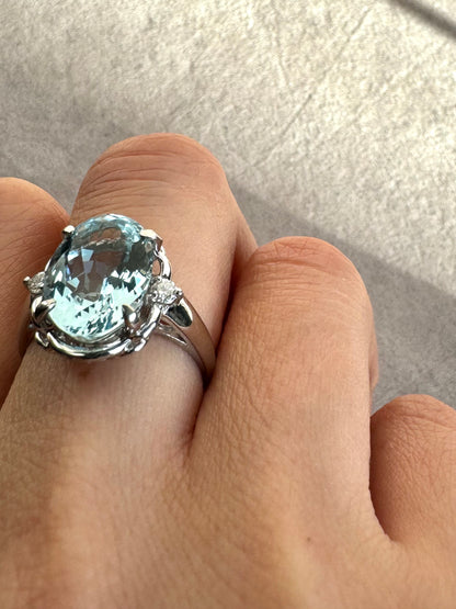 Ring with 4.5ct Aquamarin and 0.11ct Diamonds in Platinum