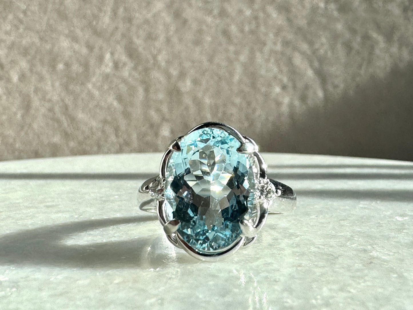 Ring with 4.5ct Aquamarin and 0.11ct Diamonds in Platinum