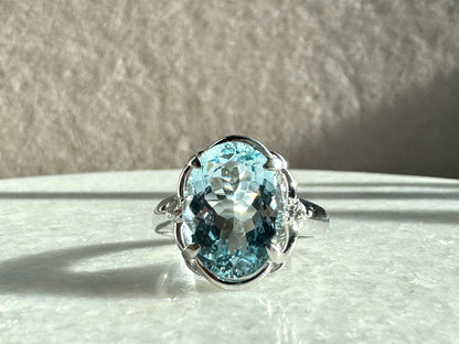 Ring with 4.5ct Aquamarin and 0.11ct Diamonds in Platinum