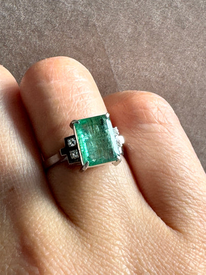 Ring with 1.99ct Emerald and Diamonds in Platinum