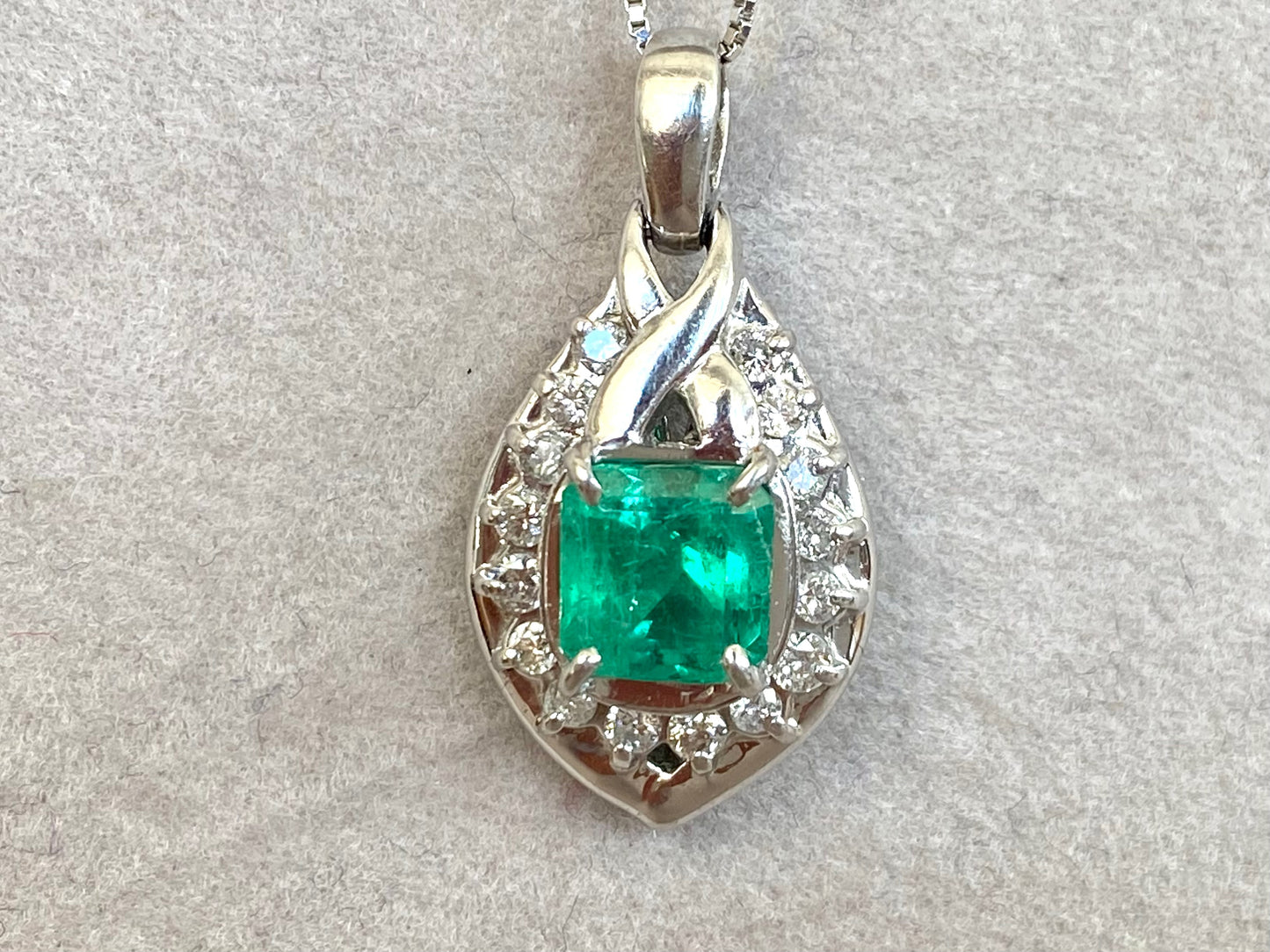 1.1 ct Emerald & 0.2ct Diamonds Pendant in Platinum