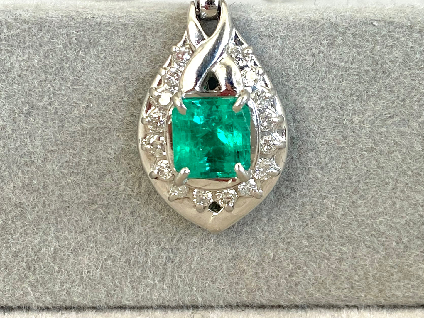 1.1 ct Emerald & 0.2ct Diamonds Pendant in Platinum