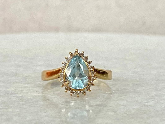 Aquamarine Diamond Ring in 18K Yellow Gold